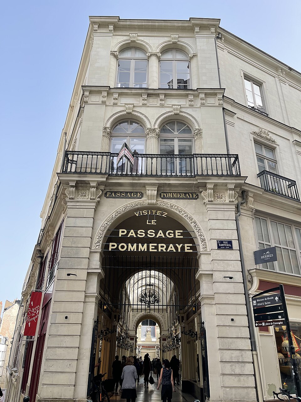 Entrée_du_passage_Pommeraye_rue_Santeuil